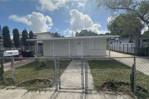 House in Hialeah, Florida 4 bedrooms, 163.14 sq.m. № 1983961 - photo 3