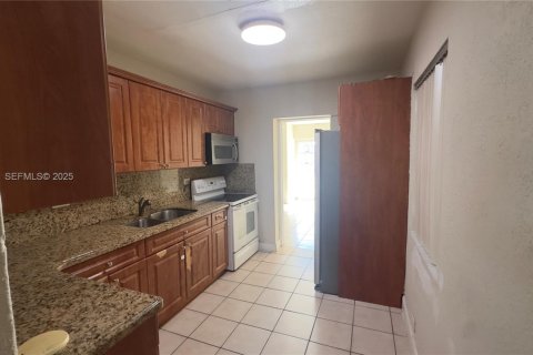 House in Hialeah, Florida 4 bedrooms, 163.14 sq.m. № 1983961 - photo 6