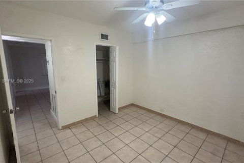 House in Hialeah, Florida 4 bedrooms, 163.14 sq.m. № 1983961 - photo 10