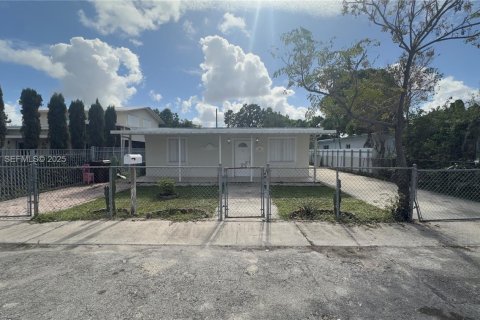 House in Hialeah, Florida 4 bedrooms, 163.14 sq.m. № 1983961 - photo 1