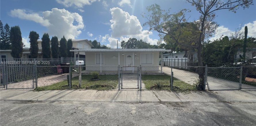 House in Hialeah, Florida 4 bedrooms, 163.14 sq.m. № 1983961