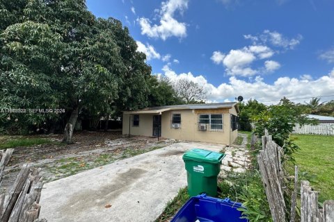 Villa ou maison à vendre à Miami Gardens, Floride: 2 chambres, 88.26 m2 № 2004352 - photo 2
