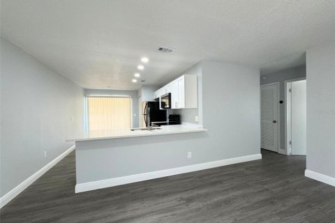 Снять в аренду квартиру в Деланд, Флорида 2 спальни, 104.98м2, № 2097825 - фото 2