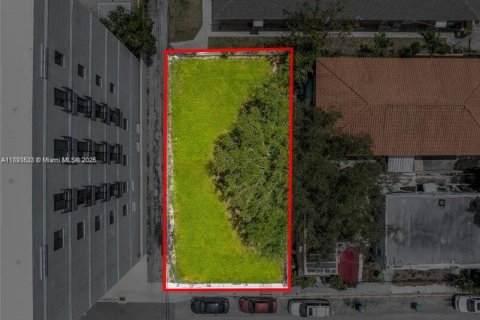 Propiedad comercial en venta en Miami, Florida № 1945544 - foto 3