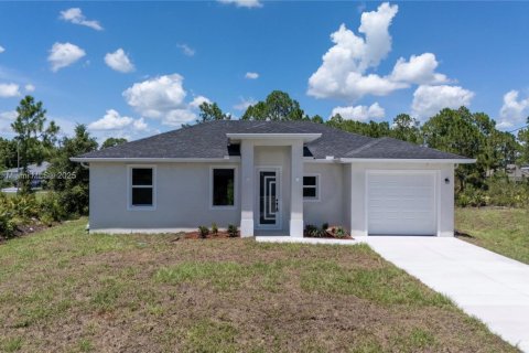 House in Lehigh Acres, Florida 3 bedrooms № 1946430 - photo 4