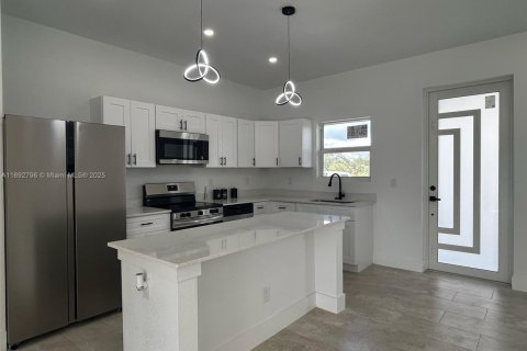 House in Lehigh Acres, Florida 3 bedrooms № 1946430 - photo 9