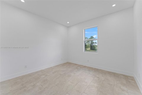 House in Lehigh Acres, Florida 3 bedrooms № 1946430 - photo 13