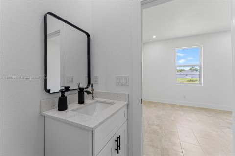 House in Lehigh Acres, Florida 3 bedrooms № 1946430 - photo 15