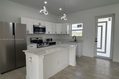 House in Lehigh Acres, Florida 3 bedrooms № 1946430 - photo 8