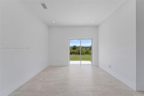 House in Lehigh Acres, Florida 3 bedrooms № 1946430 - photo 12
