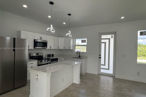 House in Lehigh Acres, Florida 3 bedrooms № 1946430 - photo 7