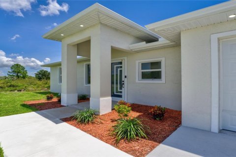 House in Lehigh Acres, Florida 3 bedrooms № 1946430 - photo 1