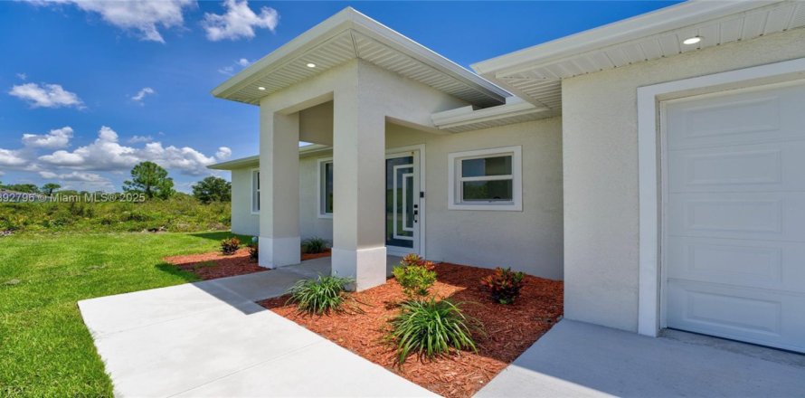 House in Lehigh Acres, Florida 3 bedrooms № 1946430