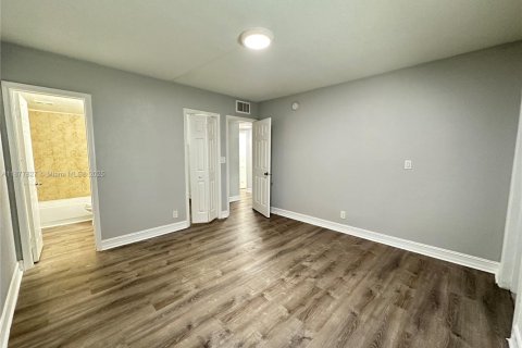 Apartamento en alquiler en Fort Lauderdale, Florida, 2 dormitorios № 1895891 - foto 22