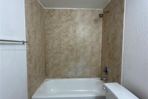 Apartamento en alquiler en Fort Lauderdale, Florida, 2 dormitorios № 1895891 - foto 23