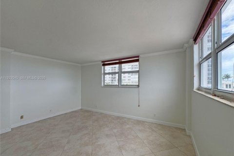 Condo in Fort Lauderdale, Florida, 2 bedrooms  № 2080244 - photo 19