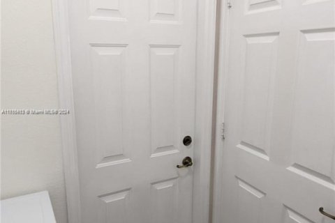 Townhouse in Miami, Florida 4 bedrooms, 190.45 sq.m. № 1710683 - photo 13