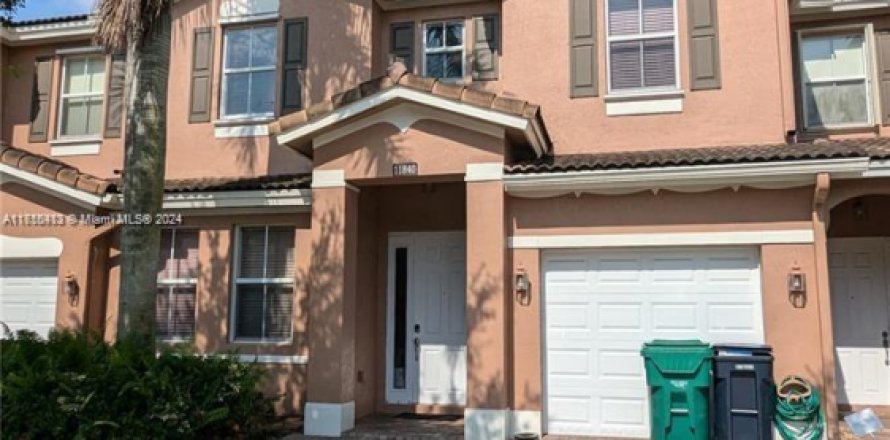 Townhouse in Miami, Florida 4 bedrooms, 190.45 sq.m. № 1710683