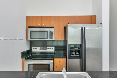 Condo in Miami, Florida, 1 bedroom  № 2042177 - photo 3