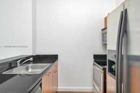 Condo in Miami, Florida, 1 bedroom  № 2042177 - photo 4