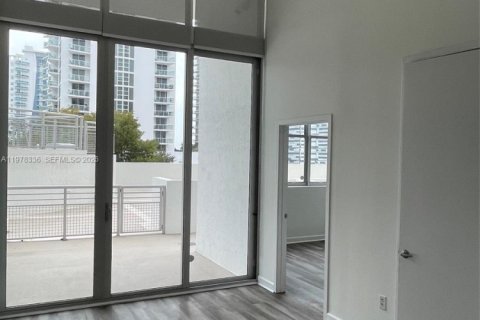 Condo in Miami, Florida, 1 bedroom  № 2042177 - photo 2