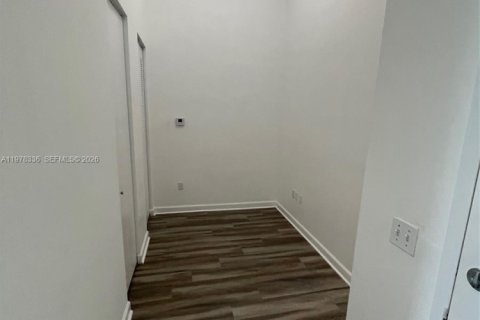 Condo in Miami, Florida, 1 bedroom  № 2042177 - photo 10