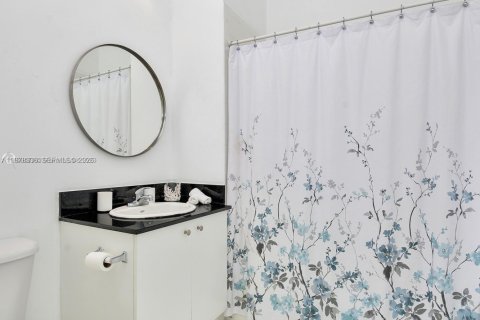 Condo in Miami, Florida, 1 bedroom  № 2042177 - photo 8
