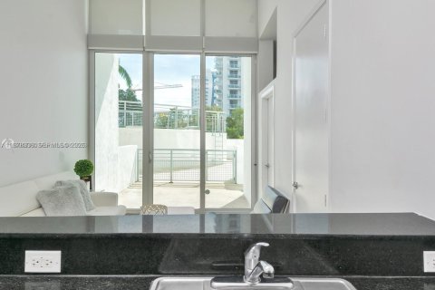 Condo in Miami, Florida, 1 bedroom  № 2042177 - photo 6