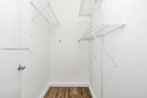 Condo in Miami, Florida, 1 bedroom  № 2042177 - photo 9