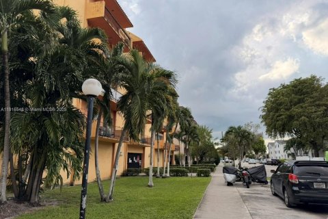 Condominio en alquiler en Hialeah, Florida, 2 dormitorios, 93.46 m2 № 1975670 - foto 3