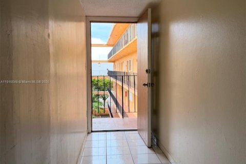 Condominio en alquiler en Hialeah, Florida, 2 dormitorios, 93.46 m2 № 1975670 - foto 5