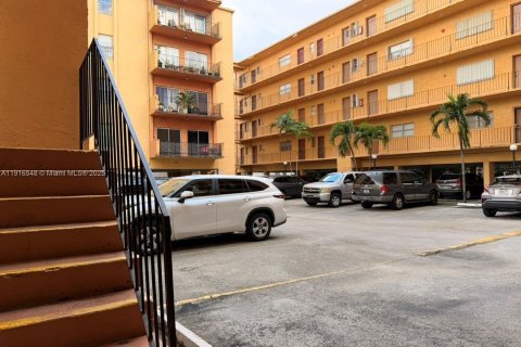 Condominio en alquiler en Hialeah, Florida, 2 dormitorios, 93.46 m2 № 1975670 - foto 15