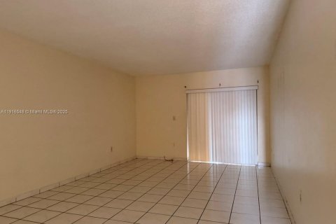 Condominio en alquiler en Hialeah, Florida, 2 dormitorios, 93.46 m2 № 1975670 - foto 16