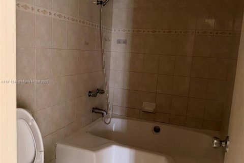 Condominio en alquiler en Hialeah, Florida, 2 dormitorios, 93.46 m2 № 1975670 - foto 10