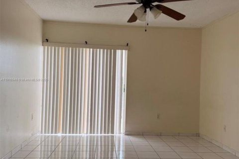 Condominio en alquiler en Hialeah, Florida, 2 dormitorios, 93.46 m2 № 1975670 - foto 11