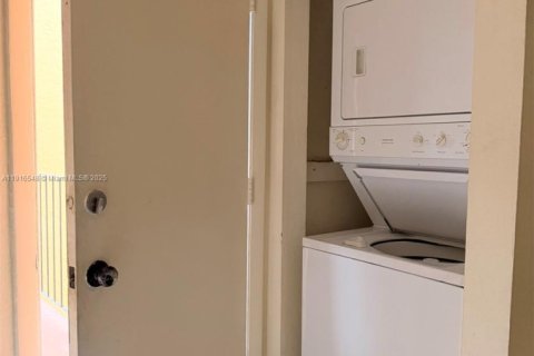 Condominio en alquiler en Hialeah, Florida, 2 dormitorios, 93.46 m2 № 1975670 - foto 14