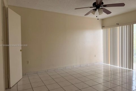 Condominio en alquiler en Hialeah, Florida, 2 dormitorios, 93.46 m2 № 1975670 - foto 17