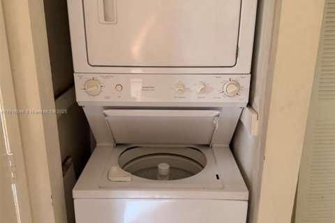 Condominio en alquiler en Hialeah, Florida, 2 dormitorios, 93.46 m2 № 1975670 - foto 9