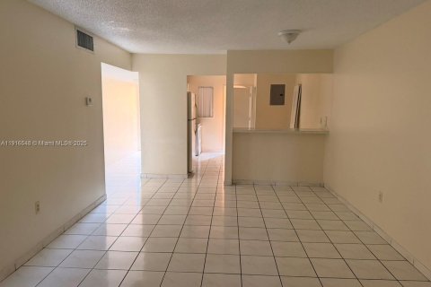 Condominio en alquiler en Hialeah, Florida, 2 dormitorios, 93.46 m2 № 1975670 - foto 4