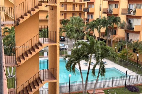 Condominio en alquiler en Hialeah, Florida, 2 dormitorios, 93.46 m2 № 1975670 - foto 1