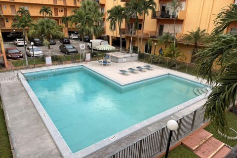 Condominio en alquiler en Hialeah, Florida, 2 dormitorios, 93.46 m2 № 1975670 - foto 2