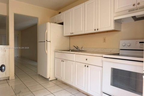 Condominio en alquiler en Hialeah, Florida, 2 dormitorios, 93.46 m2 № 1975670 - foto 7