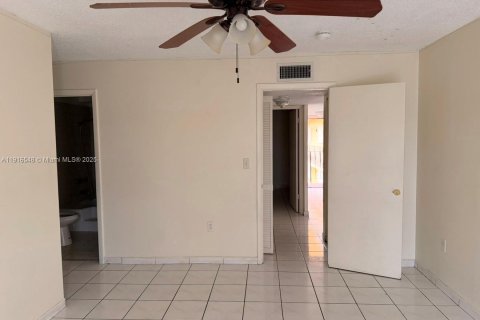 Condominio en alquiler en Hialeah, Florida, 2 dormitorios, 93.46 m2 № 1975670 - foto 6