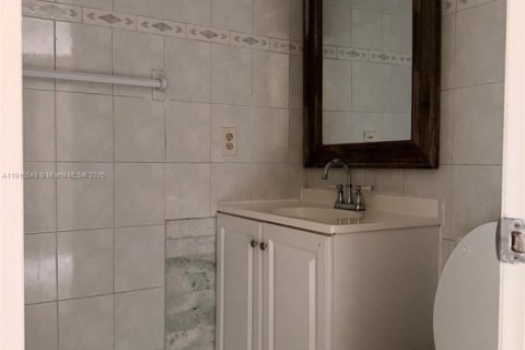 Condominio en alquiler en Hialeah, Florida, 2 dormitorios, 93.46 m2 № 1975670 - foto 13