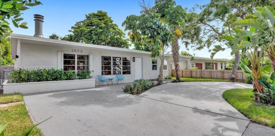 House in Pompano Beach, Florida 3 bedrooms, 133.69 sq.m. № 1953525