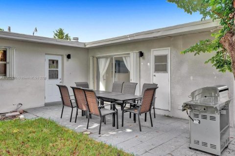 House in Pompano Beach, Florida 3 bedrooms, 133.69 sq.m. № 1953525 - photo 19