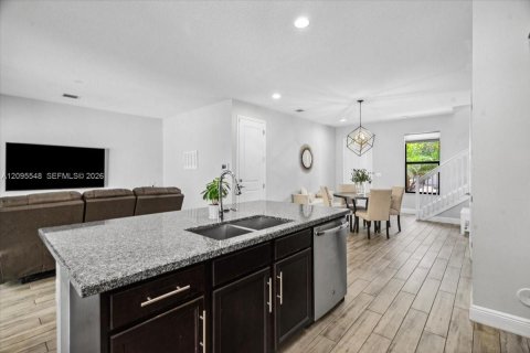 Townhouse in Pembroke Pines, Florida 3 bedrooms, 157.19 sq.m. № 2392112 - photo 13
