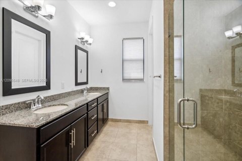 Townhouse in Pembroke Pines, Florida 3 bedrooms, 157.19 sq.m. № 2392112 - photo 21