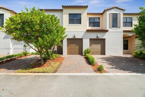 Townhouse in Pembroke Pines, Florida 3 bedrooms, 157.19 sq.m. № 2392112