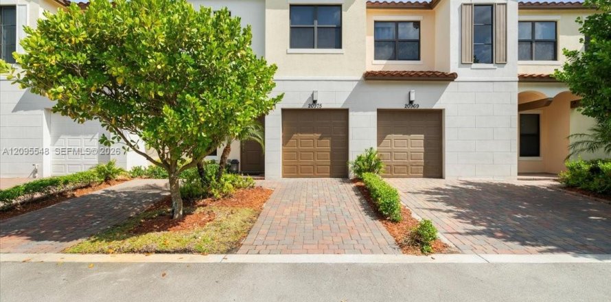 Townhouse in Pembroke Pines, Florida 3 bedrooms, 157.19 sq.m. № 2392112